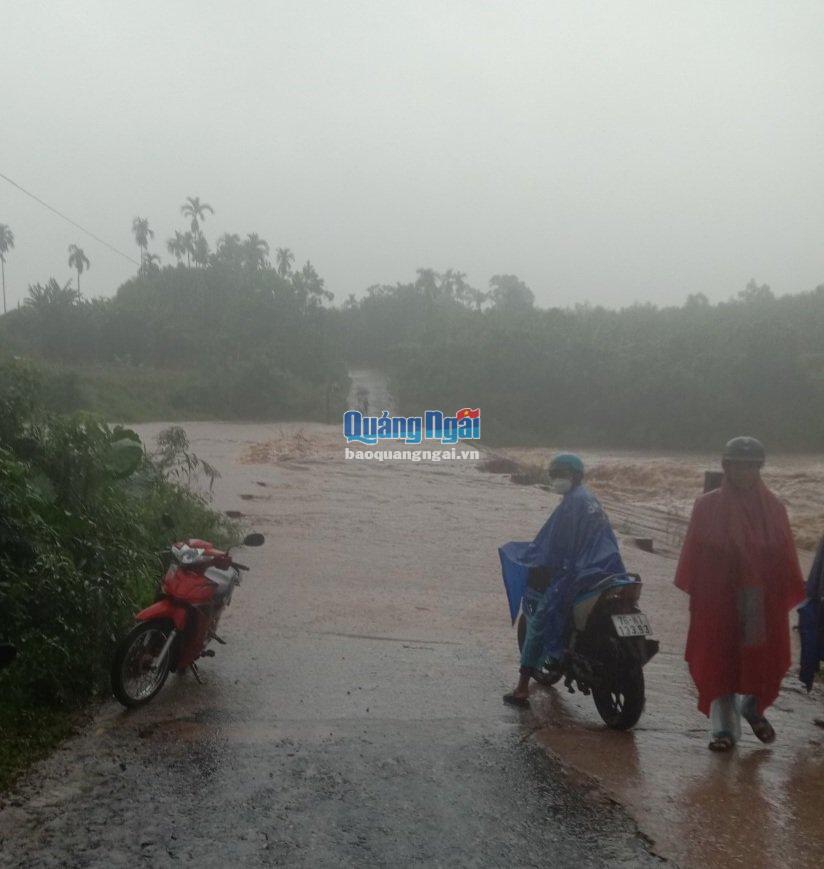 Cầu Tầm Linh, xã Sơn Linh bị ngập sâu.