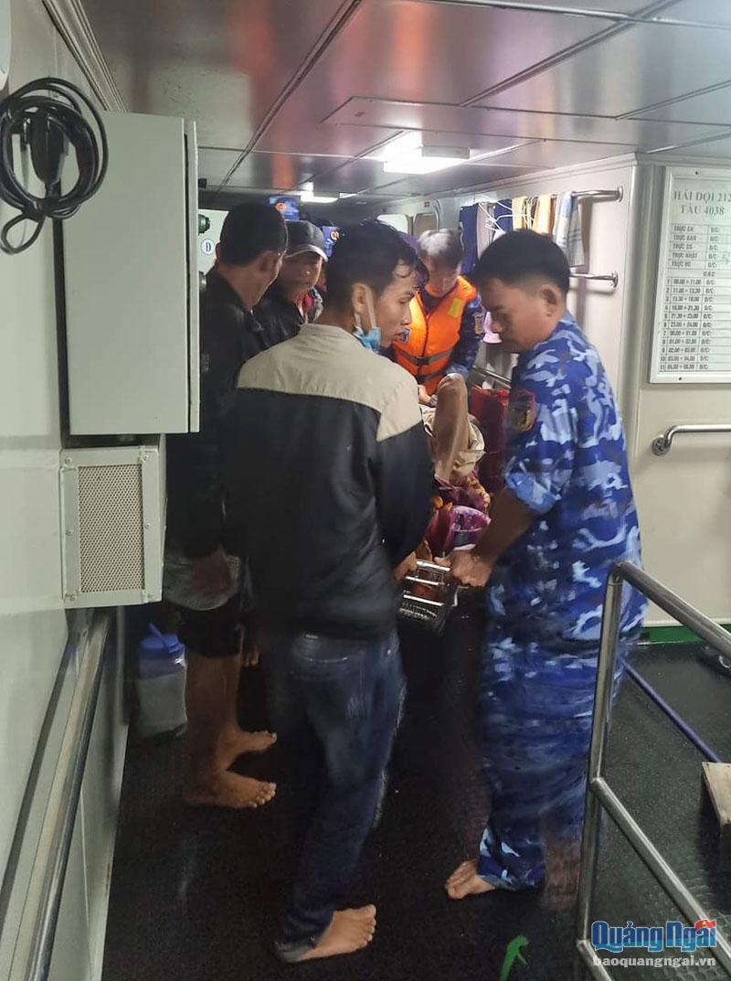 Tàu Cảnh sát biển vượt sóng lớn đưa 4 bệnh nhân ở đảo Lý Sơn vào bờ cấp cứu