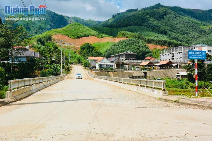 Cầu Nước Lô, xã Ba Giang (Ba Tơ) được xây dựng giúp người dân đi lại thuận lợi, góp phần phát triển kinh tế - xã hội địa phương.