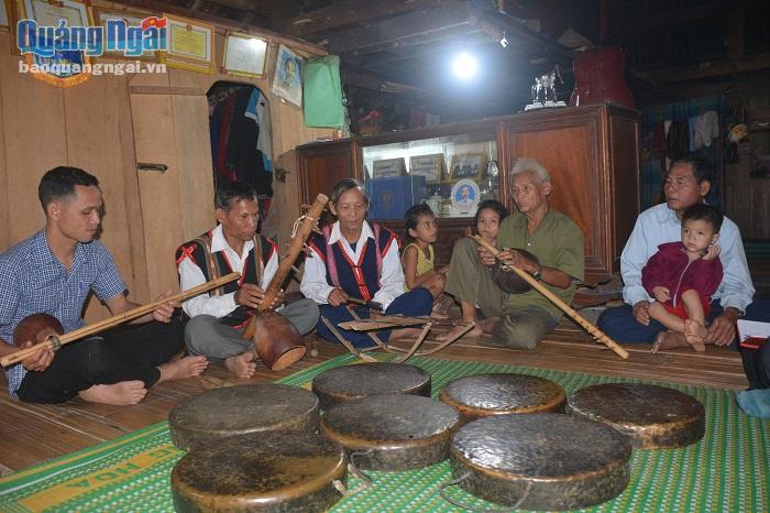 Các nghệ nhân ở xã Sơn Mùa (Sơn Tây) truyền dạy các loại nhạc cụ truyền thống của dân tộc Ca Dong cho lớp trẻ. ẢNH: KIM NGÂN