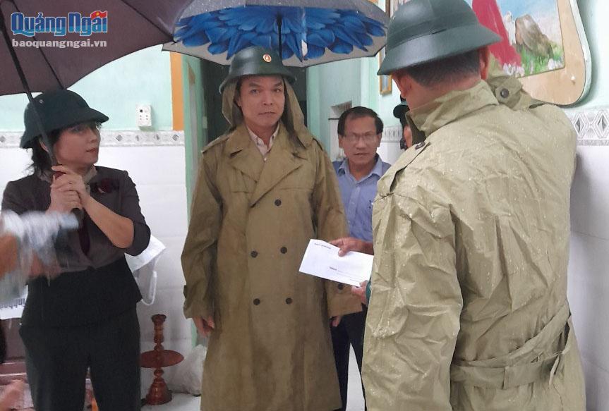 Trưởng Ban Tuyên giáo Tỉnh ủy Đặng Ngọc Dũng thăm các hộ dân bị thiệt hại do lốc xoáy 