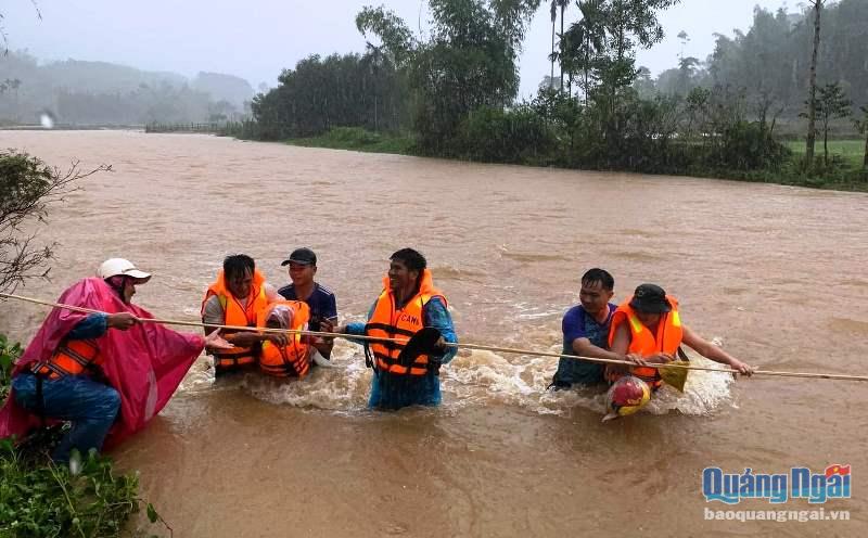 Sau nhiều nỗ lực, lực lượng chức năng đã đưa 18 người dân đến nơi an toàn.