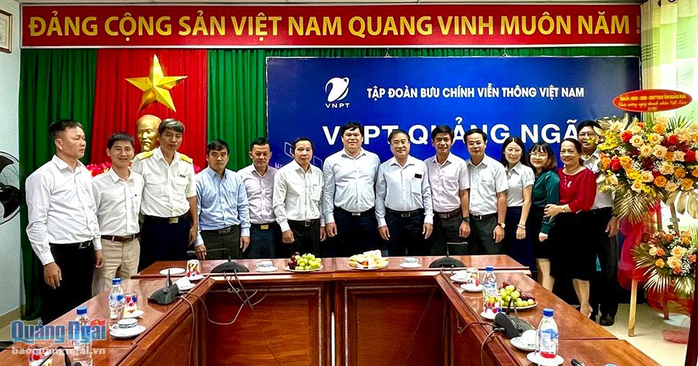 Phó Chủ tịch UBND tỉnh Trần Phước Hiền thăm, chúc mừng VNPT Quảng Ngãi.