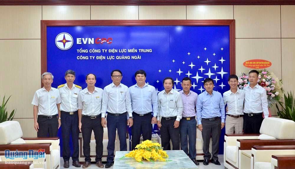 Phó Chủ tịch UBND tỉnh Trần Phước Hiền thăm, chúc mừng Công ty Điện lực Quảng Ngãi.