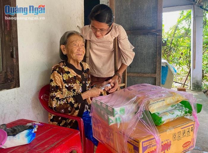 Chị Trương Thị Tiền thường xuyên đến thăm và tặng quà cho các cụ già ở địa phương.