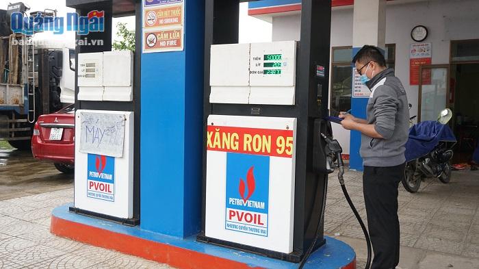 Kiểm định viên của Trung tâm Ứng dụng và Dịch vụ khoa học công nghệ tỉnh thực hiện kiểm định cột đo xăng dầu tại cơ sở trực thuộc Công ty TNHH MTV Xăng dầu Quảng Ngãi.