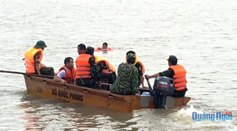 Sau 2 ngày tích cực tìm kiếm, lực lượng chức năng đã tìm thấy thi thể nạn nhân trong vụ chìm ghe ở xã Bình Long.