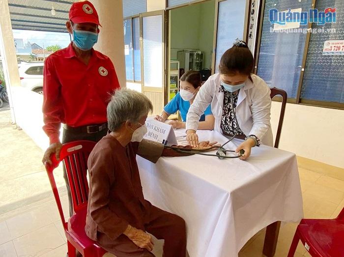 Hội Chữ thập đỏ huyện Sơn Tịnh phối hợp với Trung tâm Y tế huyện tổ chức khám bệnh, cấp thuốc miễn phí cho người cao tuổi.