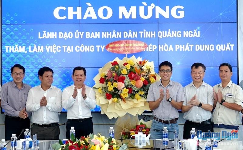 Chủ tịch UBND tỉnh Đặng Văn Minh thăm, chúc mừng Công ty CP Thép Hòa Phát Dung Quất, nhân kỷ niệm ngày Doanh nhân Việt Nam 13/10.