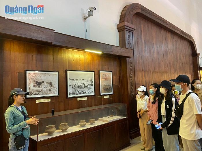 Khách du lịch tham quan Nhà trưng bày Văn hóa Sa Huỳnh.