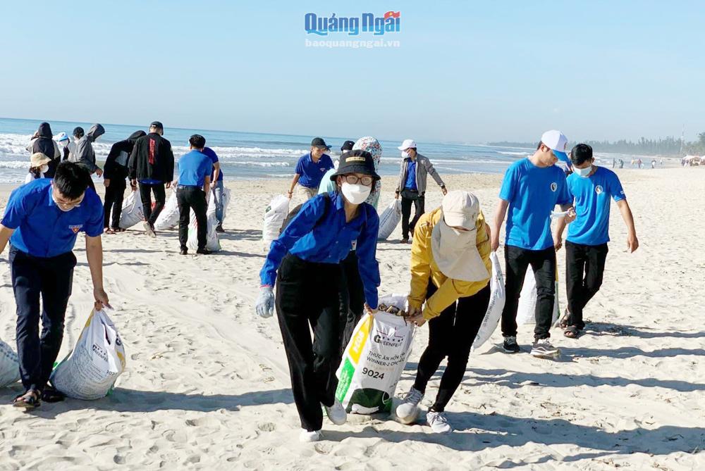 Đoàn viên, thanh niên tham gia dọn sạch bãi biển Mỹ Khê, xã Tịnh Khê (TP.Quảng Ngãi).               Ảnh: Đăng Sương