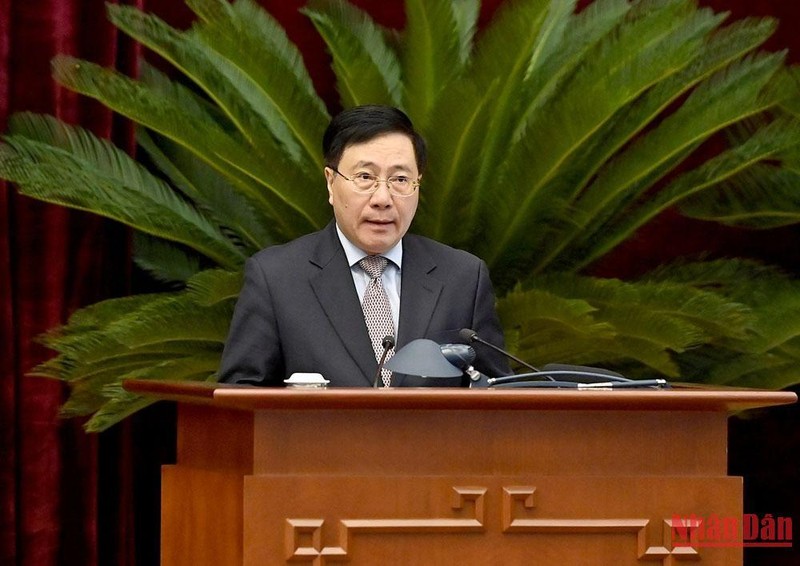 Đồng chí Phạm Bình Minh, Ủy viên Bộ Chính trị, Phó Thủ tướng Thường trực Chính phủ, trình bày báo cáo tại Hội nghị.