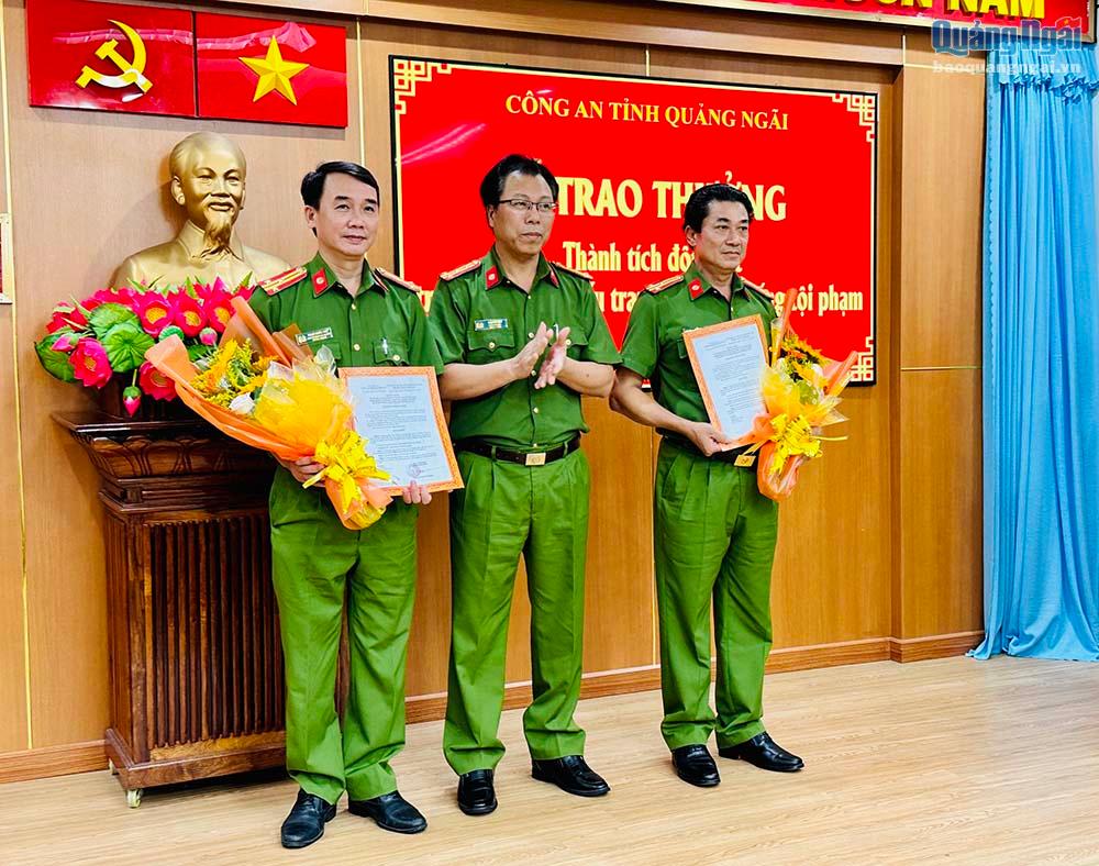 - Lãnh đạo Công an tỉnh thưởng nóng 10 triệu đồng cho các tập thể Phòng Cảnh sát hình sự và Công an huyện Bình Sơn.