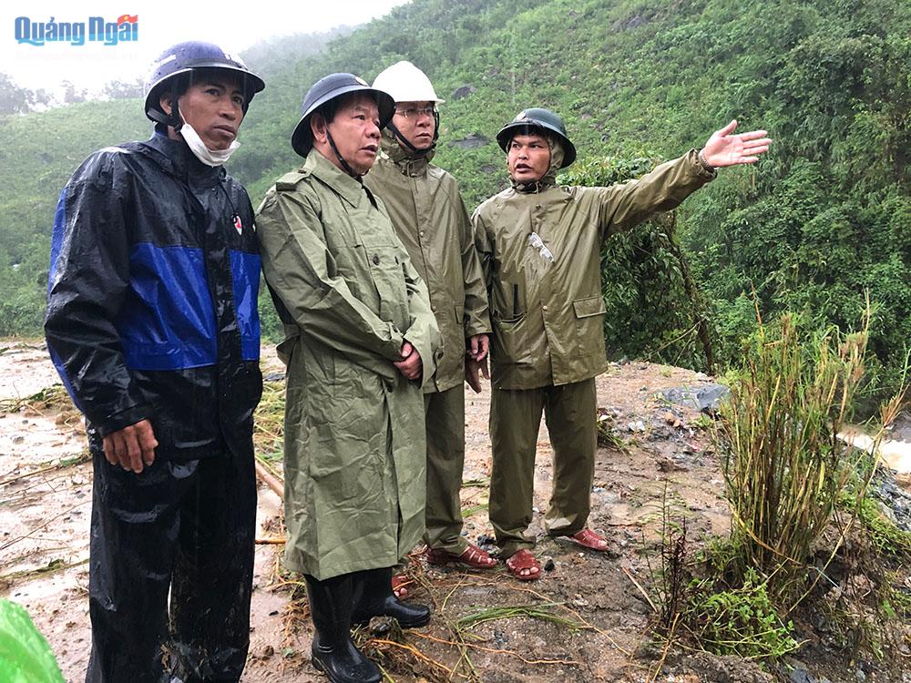 Chủ tịch UBND tỉnh Đặng Văn Minh trực tiếp kiểm tra hiện trường và chỉ đạo công tác khắc phục, tìm kiếm người mất tích tại Thủy điện Kà Tinh 1 vào sáng 11/10