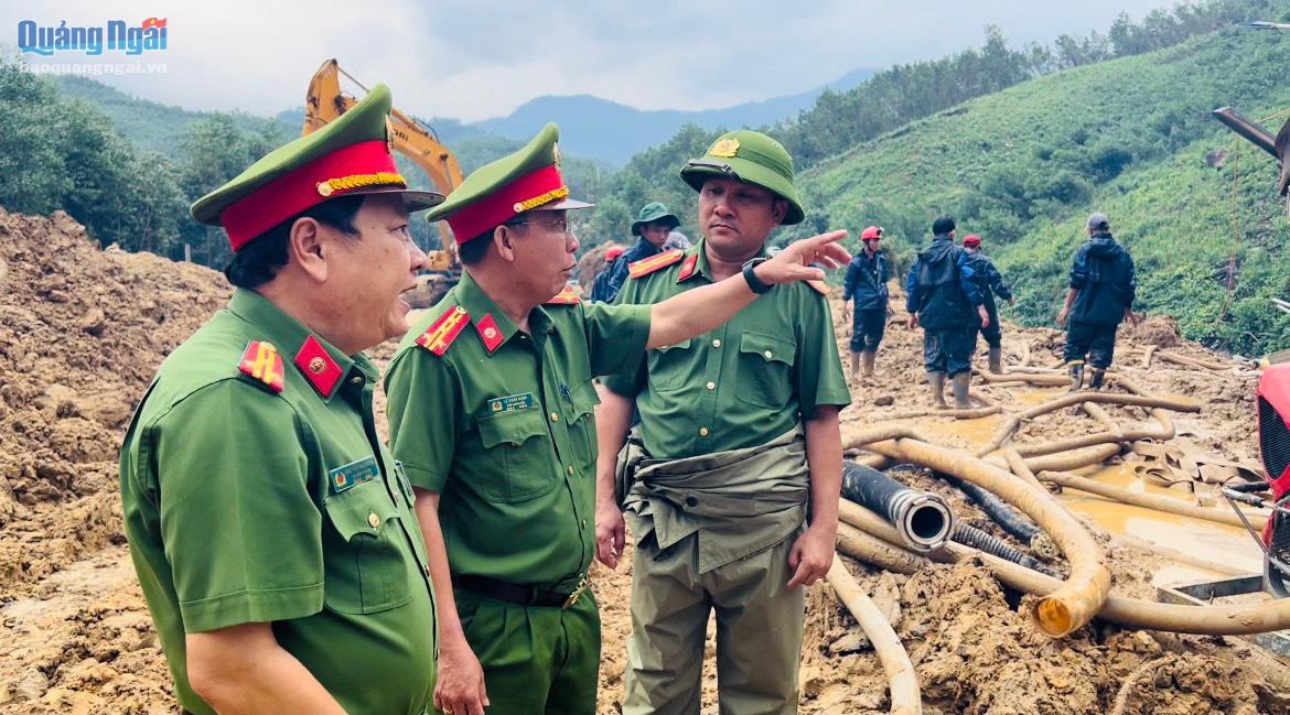 Đại tá Lê Xuân Hưng - Phó Giám đốc Công an tỉnh chỉ huy trực tiếp công tác CNCH tại hiện trường sạt lở thủy điện Kà Tinh 1.