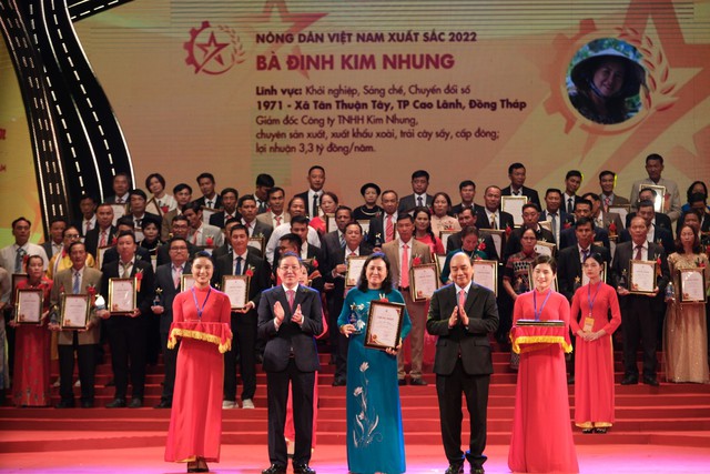 Chủ tịch nước Nguyễn Xuân Phúc và Chủ tịch Hội Nông dân Việt Nam Lương Quốc Đoàn trao danh hiệu Nông dân Việt Nam xuất sắc năm 2022.