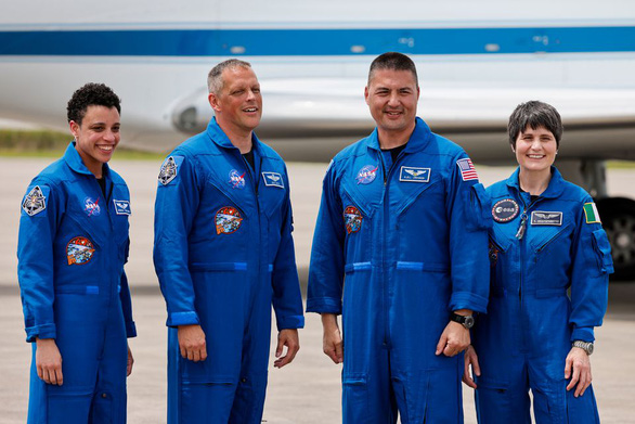 Nhóm phi hành gia chụp ảnh trước khi lên ISS làm nhiệm vụ. Sáng nay 15-10 họ đã trở về an toàn - Ảnh: REUTERS/Joe Skipper
