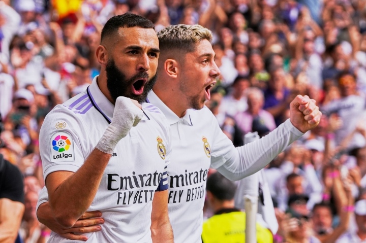 Real Madrid chiếm ngôi đầu bảng.
