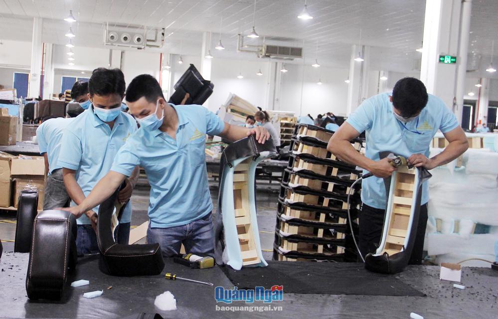 Sản xuất ghế sofa  xuất khẩu tại Công ty Happy Furniture Việt Nam (KCN VSIP Quảng Ngãi). 