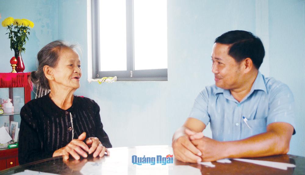 Bà Trần Thị Gặp, ở thôn Tân Mỹ, xã Tịnh An (TP.Quảng Ngãi), trò chuyện cùng cán bộ Mặt trận địa phương trong ngôi nhà mới.