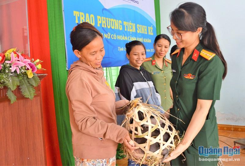 Phụ nữ LLVT tỉnh trao tặng heo giống cho gia đình hội viên nghèo