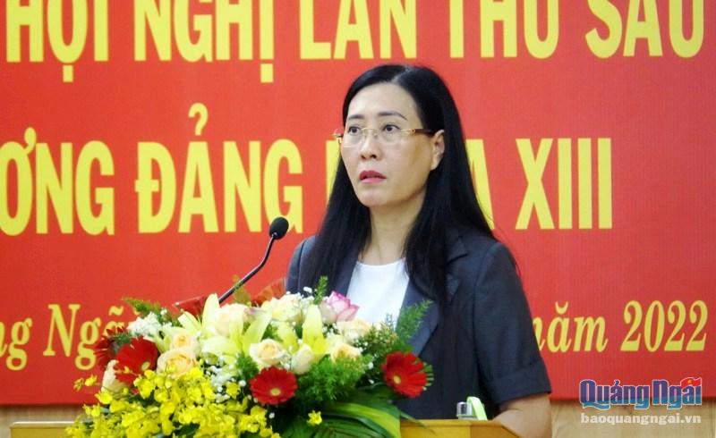 nghe Ủy viên Trung ương Đảng, Bí thư Tỉnh ủy, Chủ tịch HĐND tỉnh Bùi Thị Quỳnh Vân thông báo nhanh kết quả Hội nghị Trung ương lần thứ 6.
