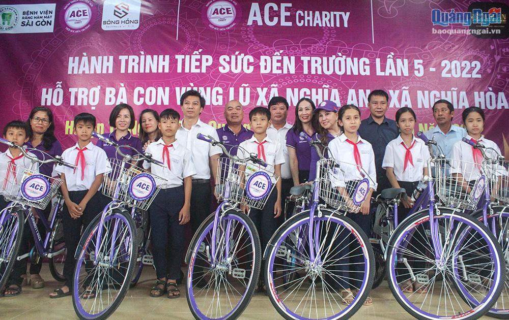Trao xe đạp cho các em học sinh nghèo vượt khó.