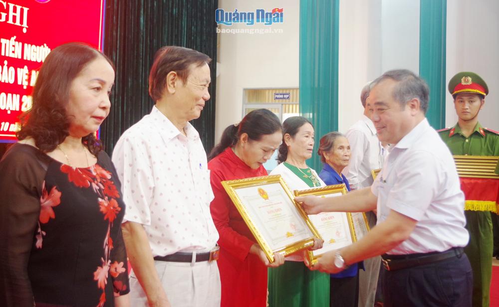 Phó Chủ tịch Thường trực UBND tỉnh Trần Hoàng Tuấn trao Bằng khen của Chủ tịch UBND tỉnh cho các tập thể, cá nhân. 
