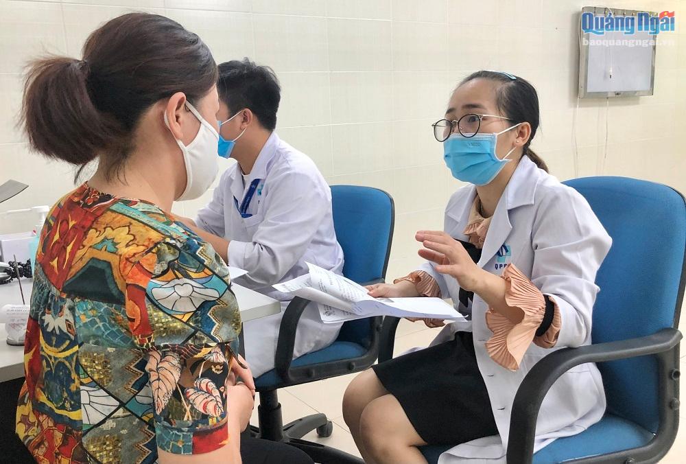Bác sĩ Bệnh viện Sản - Nhi tỉnh tư vấn sức khỏe cho các cán bộ, nhân viên nữ thuộc Đảng ủy Khối Cơ quan và Doanh nghiệp tỉnh.