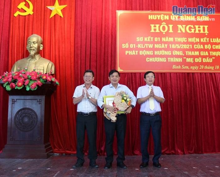 Trao khen thưởng cho tập thể Trung tâm y tế huyện Bình Sơncó thành tích trong học tập và làm theo Bác
