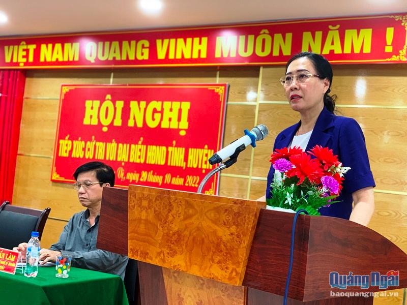 Ủy viên Trung ương Đảng, Bí thư Tỉnh ủy, Chủ tịch HĐND tỉnh Bùi Thị Quỳnh Vân phát biểu tại buổi tiếp xúc cử tri thị trấn Sông Vệ (Tư Nghĩa).