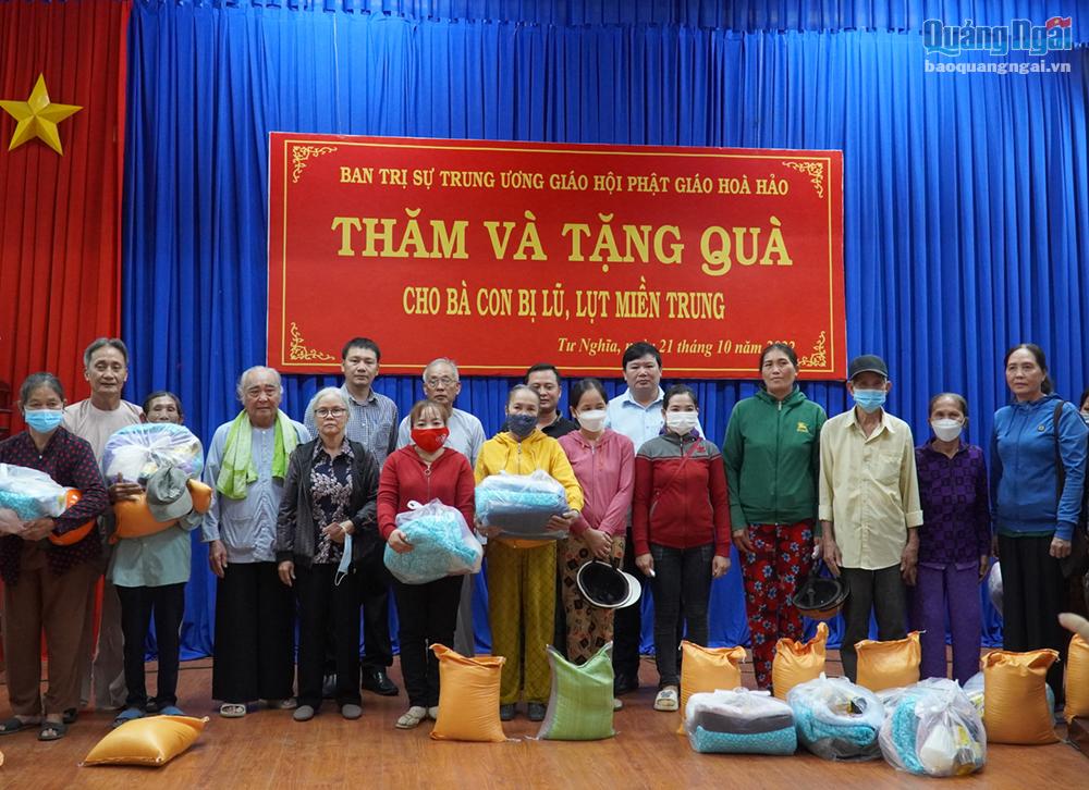 Trao 300 suất quà cho người dân bị ảnh hưởng lũ lụt tại huyện Tư Nghĩa.