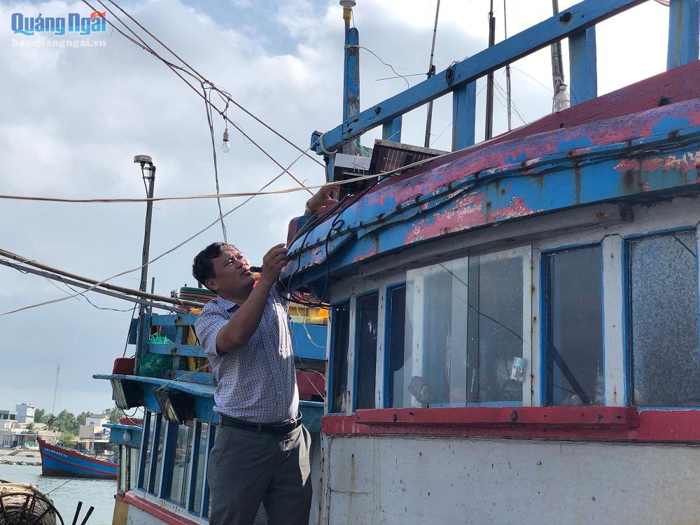 Giám đốc Sở NN&PTNT trực tiếp kiểm tra thiết bị giám sát hành trình được lắp đặt trên tàu cá của ngư dân Lê Văn Thuận, phường Phổ Thạnh (TX.Đức Phổ). 