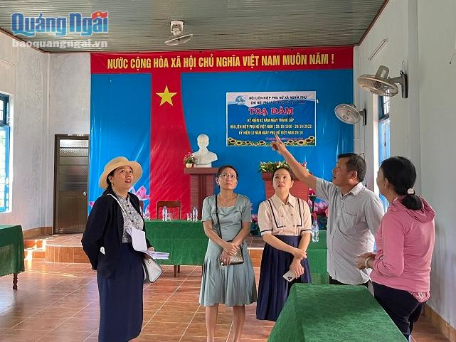 Đoàn giám sát tại nhà văn hóa thôn Cổ Lũy Nam, xã Nghĩa Phú.