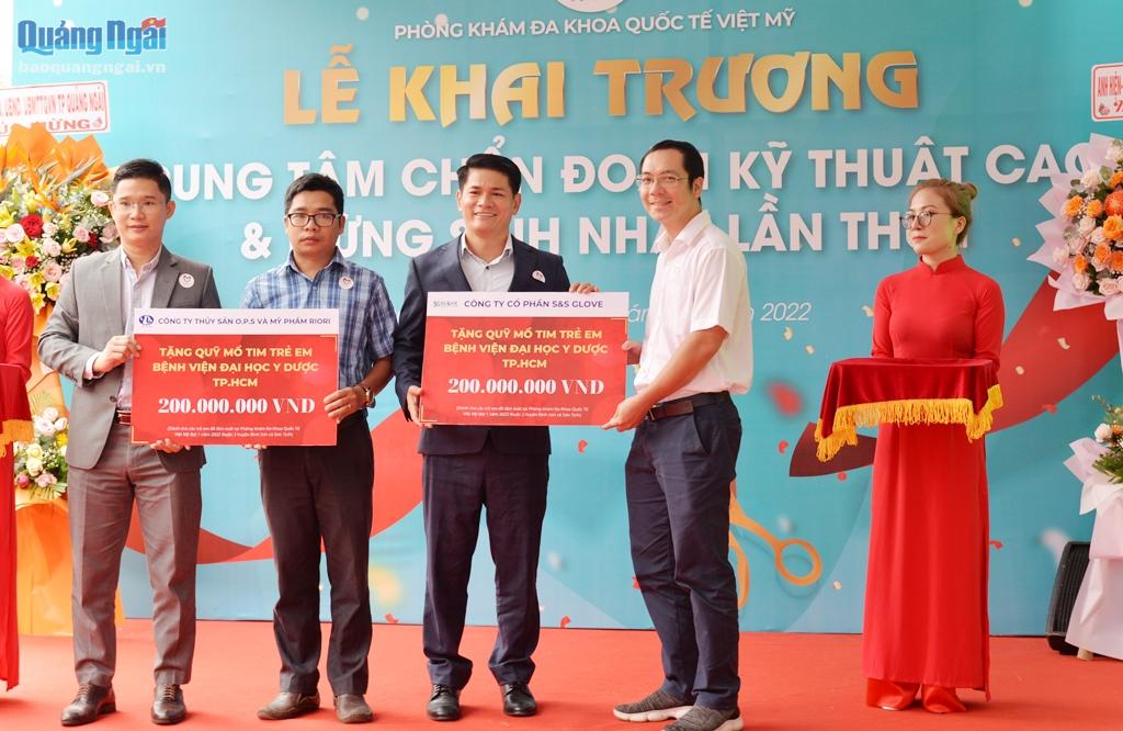 Đại diện các doanh nghiệp trao bảng tượng trưng số tiền 400 triệu đồng hỗ trợ mổ tim miễn phí cho 4 trường hợp trẻ em ở Quảng Ngãi.