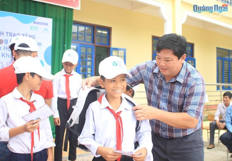 Phó Chủ tịch Ủy ban MTTQ Việt Nam tỉnh Bùi Đức Thọ trao học bổng và quà cho học sinh