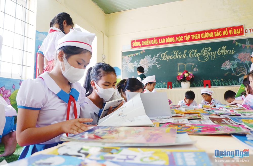Học sinh Trường Tiểu học và THCS Bình Khương (Bình Sơn) đọc sách do Thư viện Tổng hợp tỉnh tặng. 