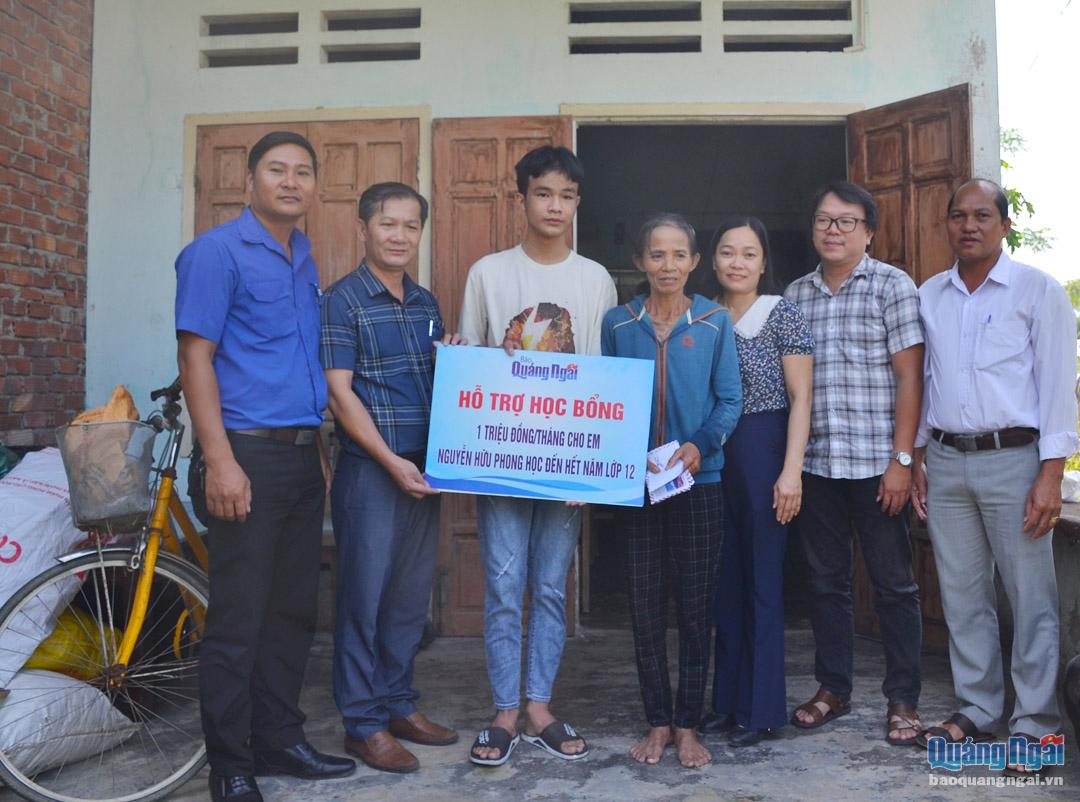 Báo Quảng Ngãi trao học bổng và tiền hỗ trợ cho mẹ con chị Lê Thị Tím