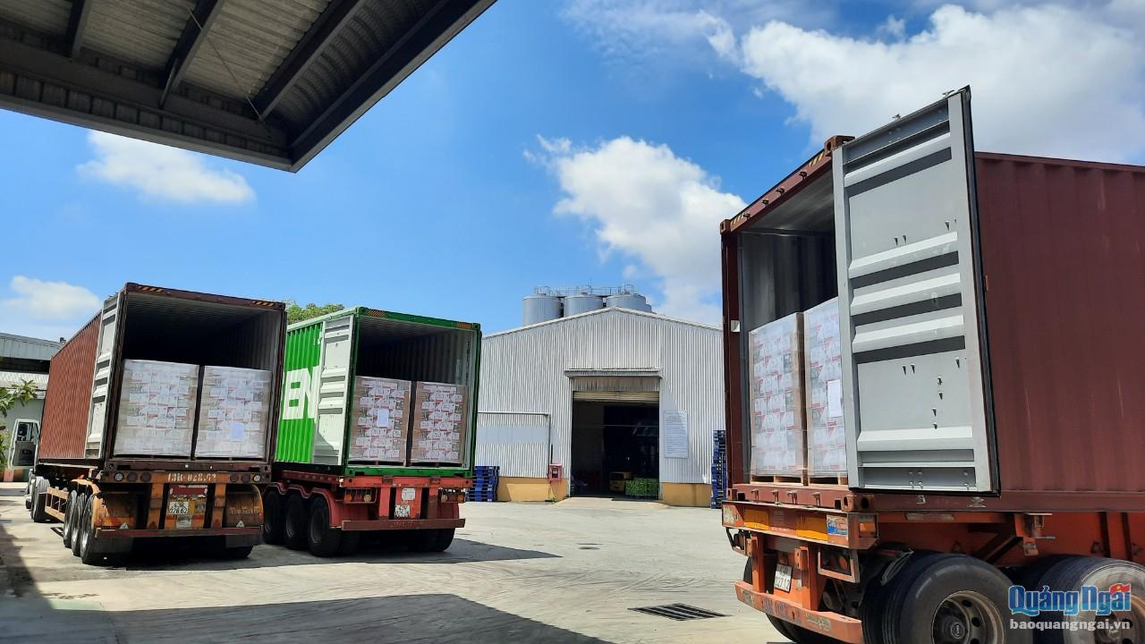 Phương tiện vận chuyển sản phẩm bia của Nhà máy Bia Dung Quất đưa đi xuát khẩu.