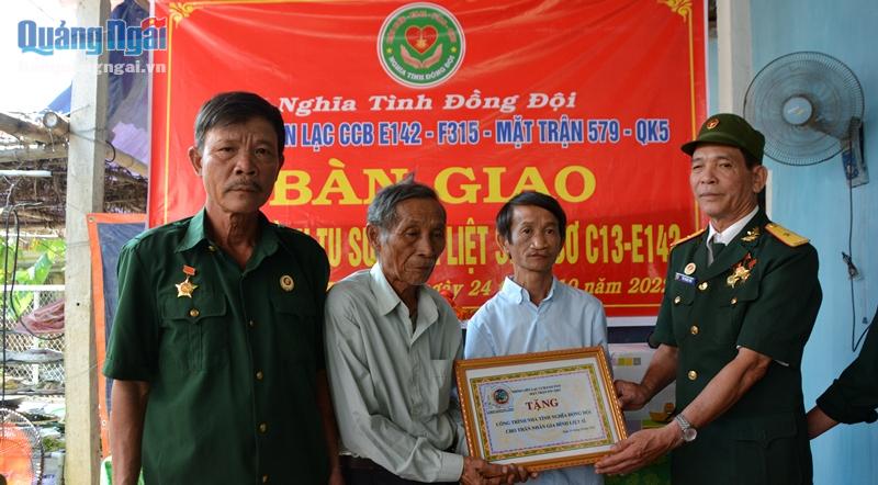 Đại diện Ban liên lạc Cựu chiến binh Trung đoàn 142, Sư đoàn 315 trao tặng bảng tượng trưng công trình “Nhà nghĩa tình đồng đội” cho thân nhân gia đình liệt sĩ Lê Sơ.