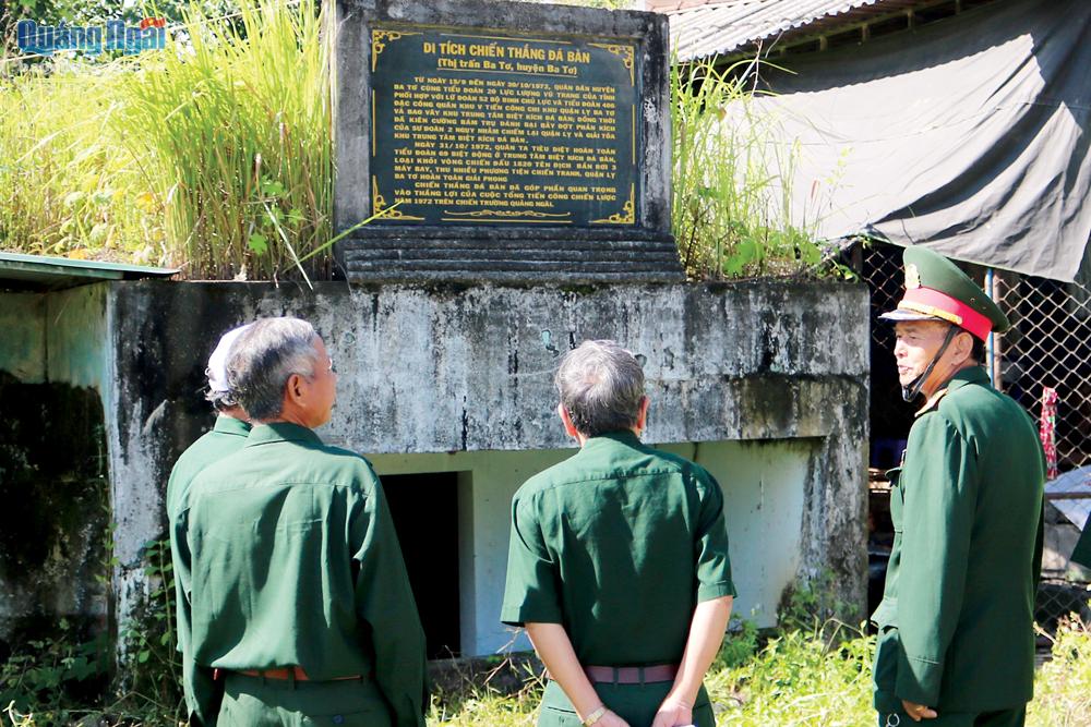 Cựu chiến binh Đinh Ngọc Đê (bên phải) cùng đồng đội thăm lại Di tích Chiến thắng Đá Bàn, ở thị trấn Ba Tơ (Ba Tơ).  Ảnh: HỮU PHÁT