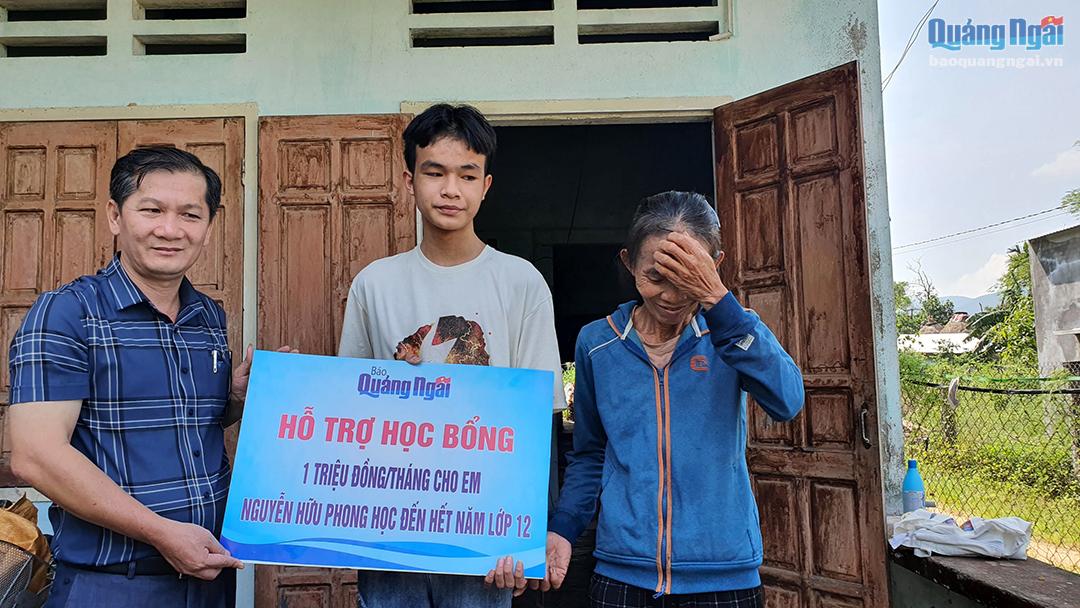 Chị Lê Thị Tím xúc động khi con trai Nguyễn Hữu Phong được trao học bổng 1 triệu đồng/tháng cho đến khi học hết lớp 12.