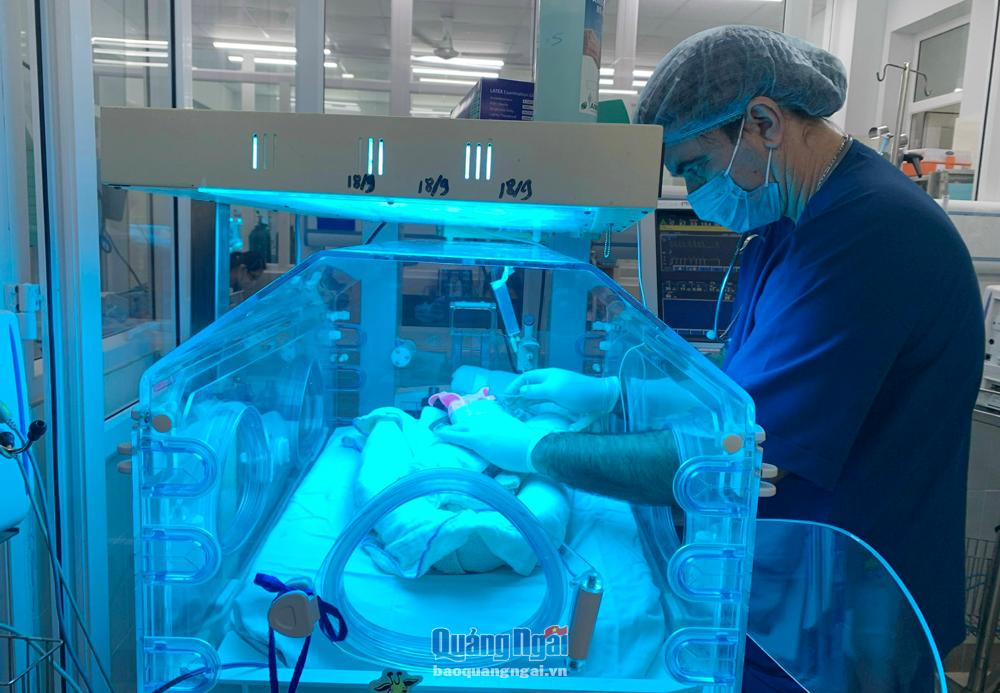 Chuyên gia y tế người Cuba chăm sóc trẻ sinh non tại Bệnh viện Sản - Nhi tỉnh.