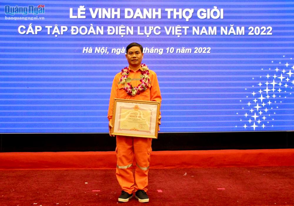 Anh Nguyễn Văn Kiều tại lễ Vinh danh Thợ giỏi cấp Tập đoàn Điện lực Việt Nam.