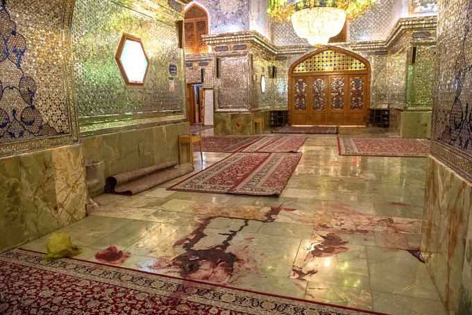 Vết máu trong đền Shah Cheragh sau vụ tấn công ngày 26-10. Ảnh: Reuters