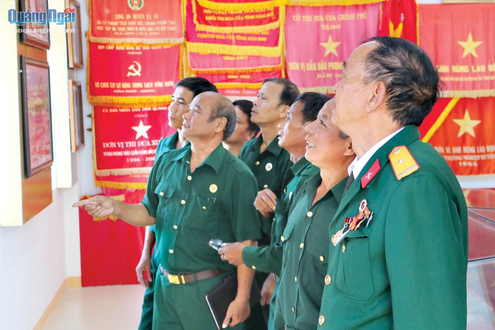 Các cựu chiến huyện Ba Tơ thăm phòng trưng bày các tư liệu về Chiến dịch giải phóng Ba Tơ (Trung tâm Văn hóa và Giáo dục cộng đồng huyện Ba Tơ). 			                      ẢNH: Hữu Phát