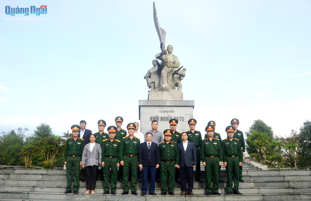  Lãnh đạo Quân khu 5 và lãnh đạo huyện Ba Tơ chụp hình lưu niệm tại Tượng đài Khởi nghĩa Ba Tơ.