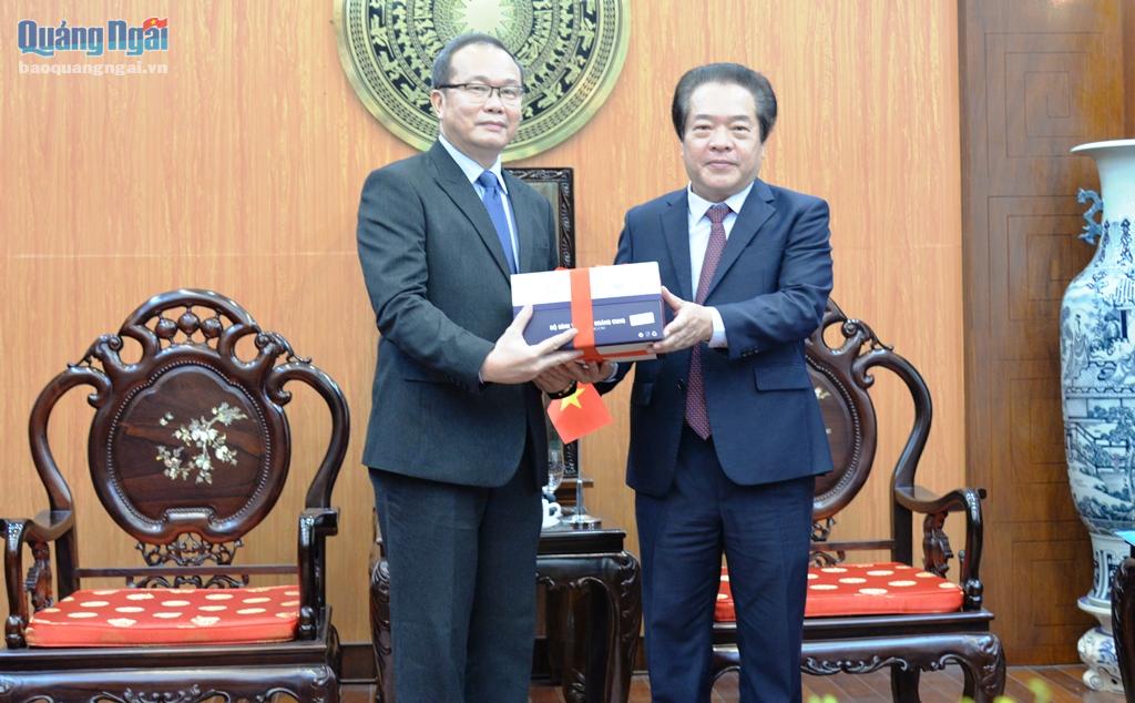 Phó Chủ tịch UBND tỉnh Võ Phiên tặng quà lưu niệm cho ông Souphanh Hadaoheuang - Tổng Lãnh sự nước Cộng hòa Dân chủ Nhân dân Lào tại TP.Đà Nẵng.