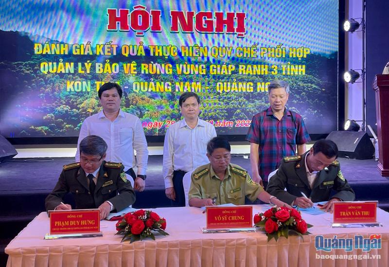 Đại diện Chi cục Kiểm lâm 3 tỉnh Kon Tum, Quảng Nam, Quảng Ngãi ký kết Quy chế phối hợp quản lý bảo vệ rừng vùng giáp ranh 3 tỉnh, giai đoạn 2022 - 2024.