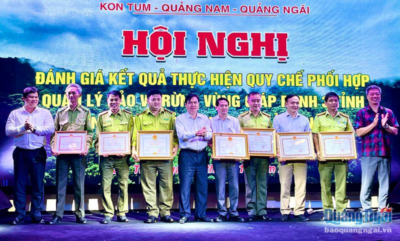 Lãnh đạo 3 tỉnh Kon Tum, Quảng Nam, Quảng Ngãi tặng Bằng khen của Chủ tịch UBND 3 tỉnh cho các tập thể, cá nhân có thành tích xuất sắc trong việc thực hiện Quy chế phối hợp quản lý bảo vệ rừng vùng giáp ranh, giai đoạn 2020 - 2022.